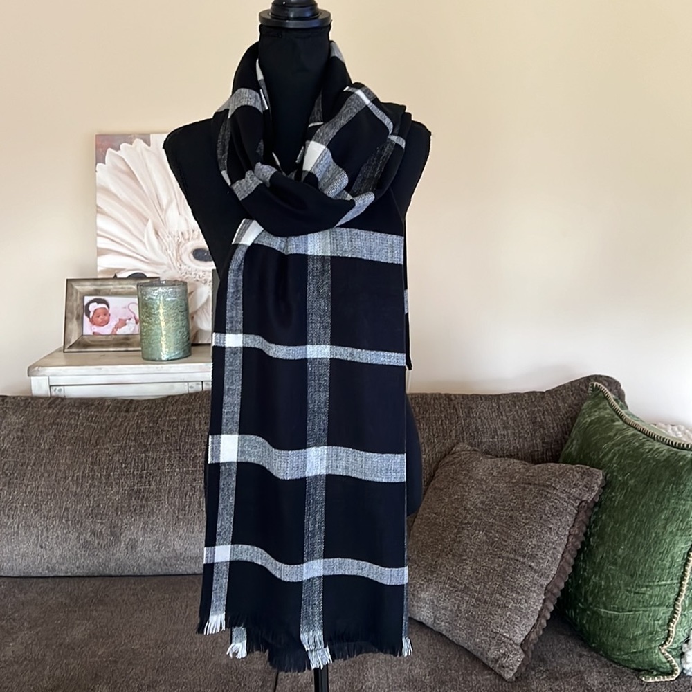 NWT Gap Black/White Acrylic Checkered Scarf w/ Fringe